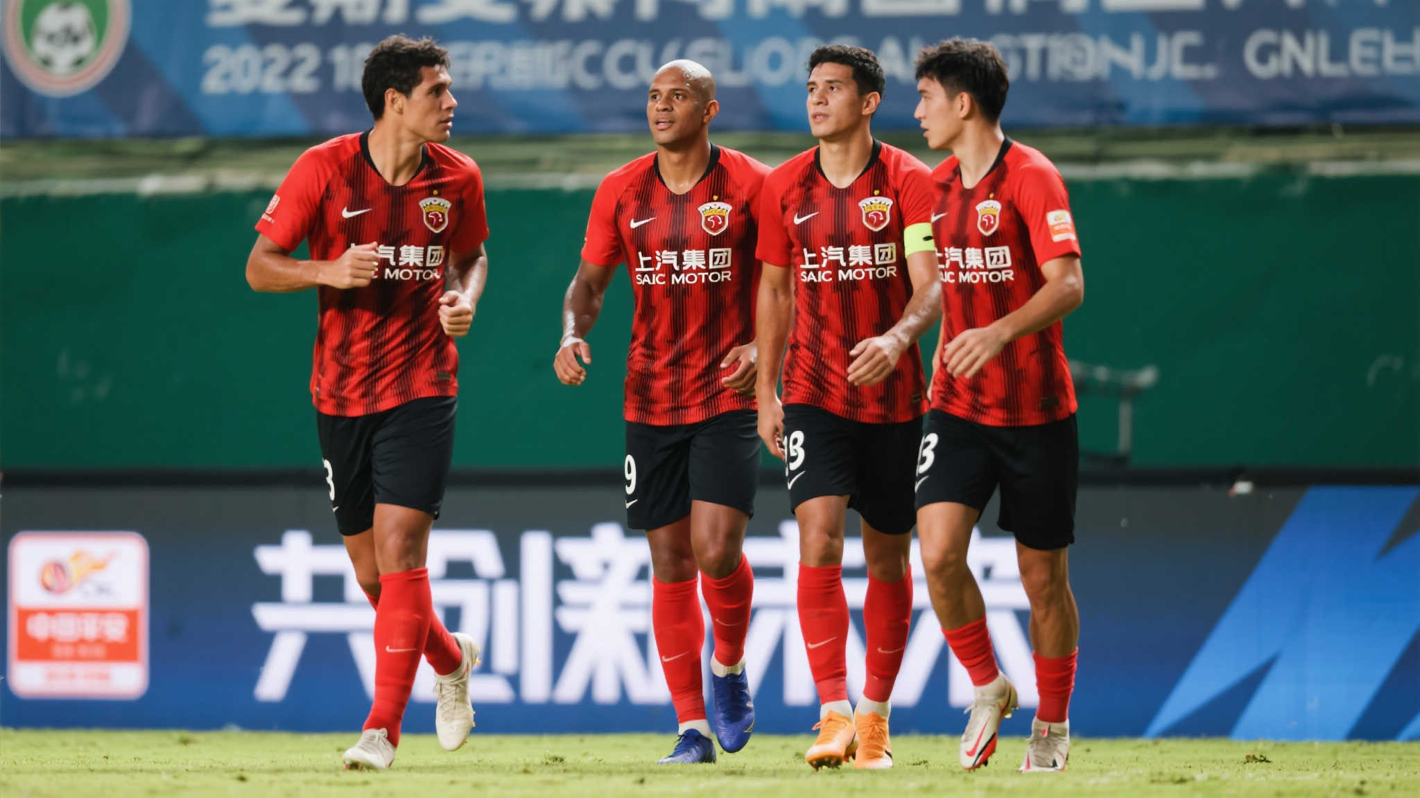 尤文图斯与AC米兰平分秋色新战预测难分胜负的交锋历史分析